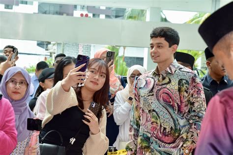 Tengku Hassanal Delights Hotels Crowd By Signing Autographs Posing