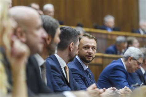 Opozícia neuspela Šutaj Eštok ostáva vo funkcii Hlavné správy