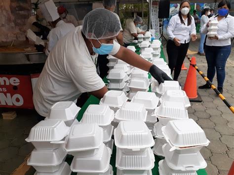 Guatemaltecos Realizaron Una Paella Gigante Para Donar Víveres Al Asilo Cabecitas De Algodón