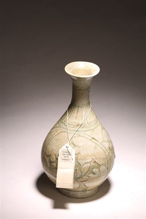 51BidLive A CHINESE CELADON GLAZED YUHUCHUN VASE