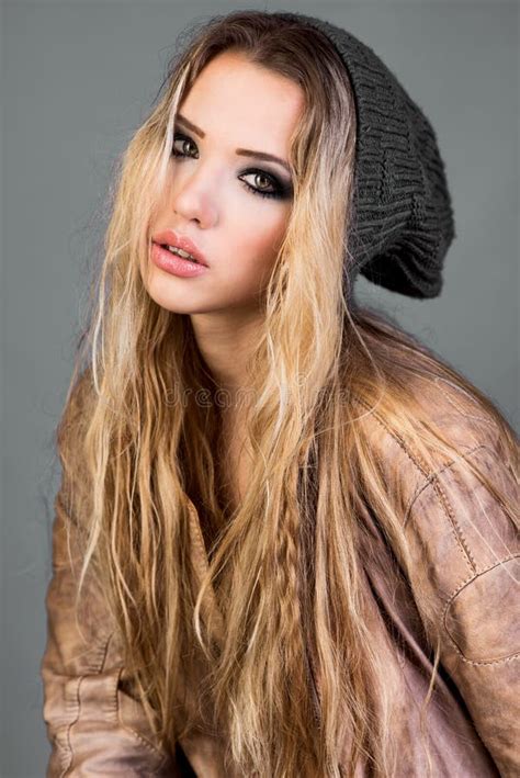 Sexy Blonde Modefrau Mit Den Langen Beinen Stockfoto Bild Von Grau Lang