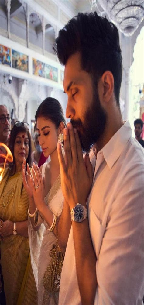 Mouni Roy Reached The Temple With Her Husband On The First Wedding