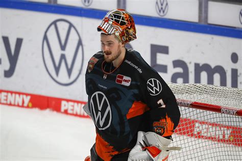 Wolfsburgs Goalie Dustin Strahlmeier Ist Spieler Des Monats Februar In