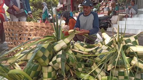 Tradisi Syawalan Jadi Berkah Perajin Ketupat Di Semarang