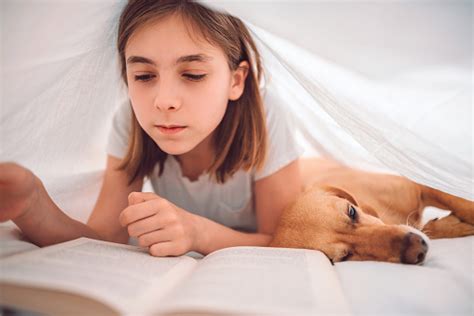 Photo Libre De Droit De Fille Se Trouvant Sur Le Lit Sous La Couverture