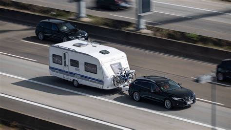 Wohnwagen löst sich bei voller Fahrt auf der A 96