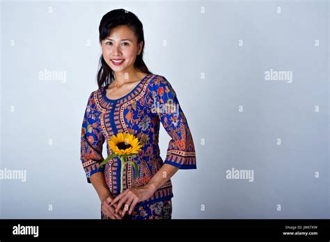 Beautiful Singapore girl in traditional dress Stock Photo - Alamy