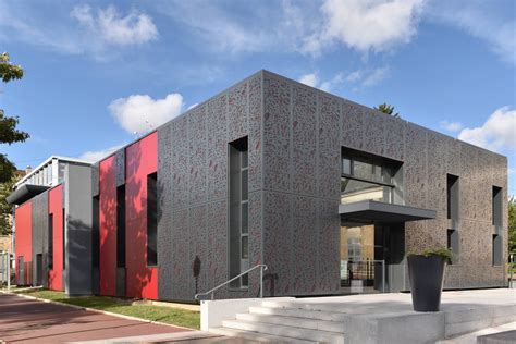 Façade Bardage Avec Tole Perforée Au Centre Culturel De Vaucresson