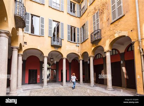 Via Borgonuovo Immagini E Fotografie Stock Ad Alta Risoluzione Alamy