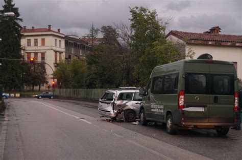 Scontro Tra Auto E Furgone Dell Esercito A Gorizia Bloccata Via Terza