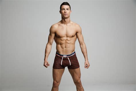 Cristiano Ronaldo mostra o corpo sarado em ensaio para a nova coleção