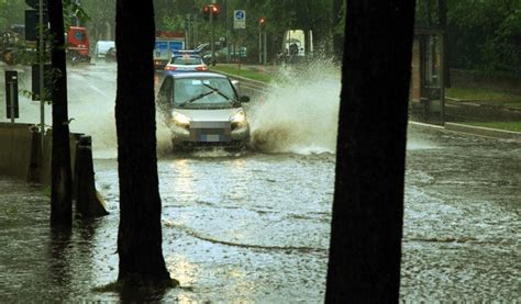 Maltempo A Milano Strade Allagate Per La Pioggia La Repubblica