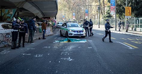 Il Camion Travolge Mamma Nonna E Due Gemellini Choc A Milano Morta