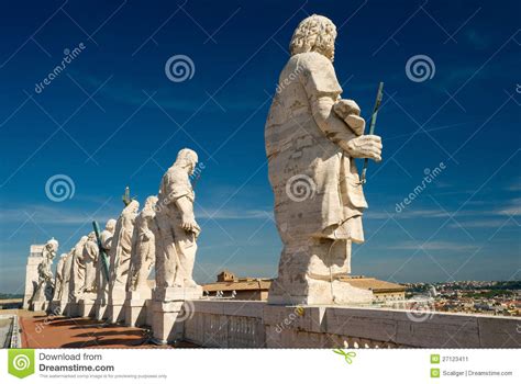 Estatuas En El Tejado De La Bas Lica Del S De San Pedro Imagen De