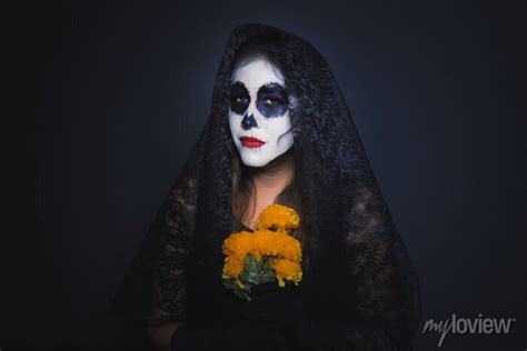 Retrato De Mujer Mexicana En Disfraz De Catrina Para Dia De Muertos