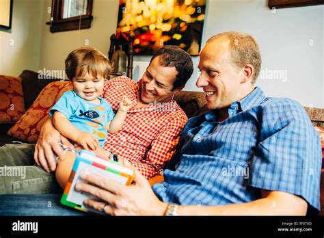 Gay Men Sofa Banque D Image Et Photos Alamy