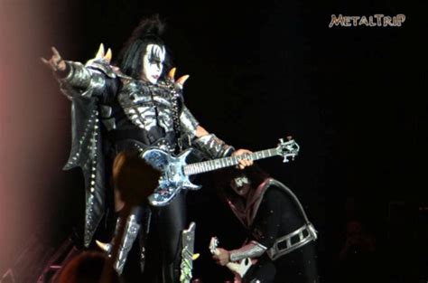 Gene Simmons Quiere Patentar Los Cuernos Del Heavy Metal ‹ Metaltrip