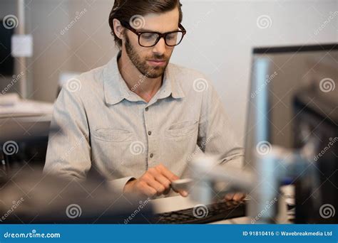 Hombre De Negocios Joven Que Mecanografía En El Teclado De Ordenador En