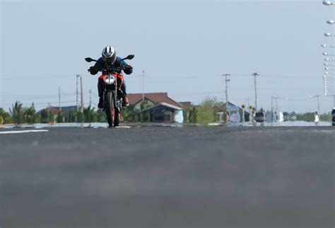 รวว KTM Duke ใหม Naked Street Bike เพมเทคโนโลย ปรบทานง แตตวเบา และแรง