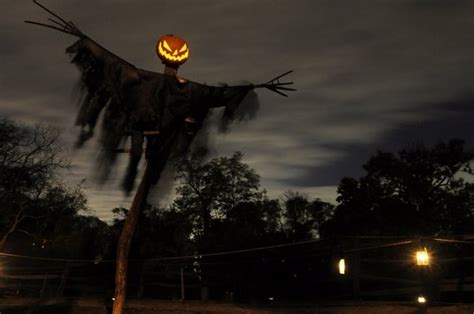 33 Best Scary Halloween Decorations Ideas & Pictures