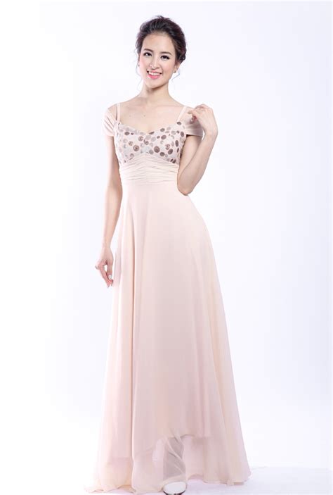 Đầm dạ hội màu nude trễ vai duyên dáng gợi cảm