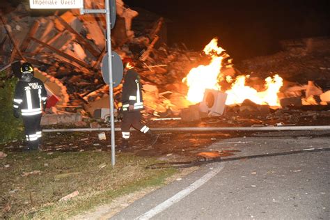 Schianto Fra Tre Auto Esplode Ristorante Quattro Feriti