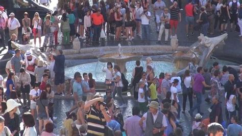 Crowd Tourist People Admire Barcaccia Fo Stock Video Pond5