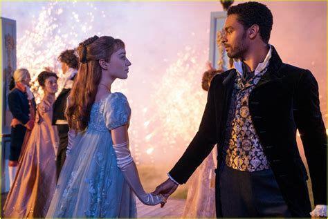 Bridgerton S Phoebe Dynevor Talks About Filming The Show S Sex Scenes Photo Pictures