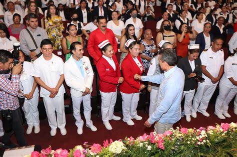 Rutilio Escand N Entrega La Medalla Al M Rito A Enfermer A A El As