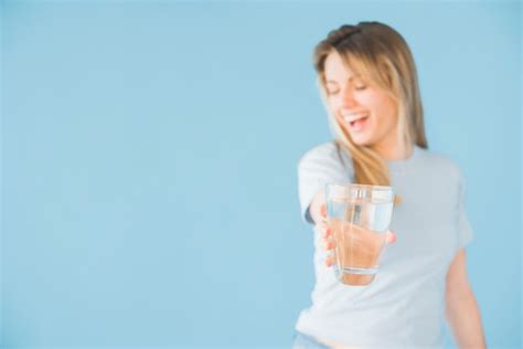 Fille Blonde Tenant Un Verre D Eau Photo Gratuite