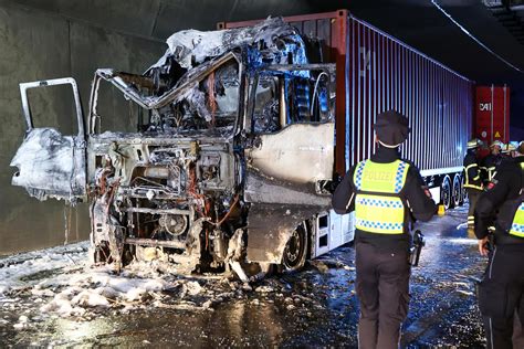 Stau Bei Elbtunnel Nach Lkw Brand Eine R Hre Noch Gesperrt