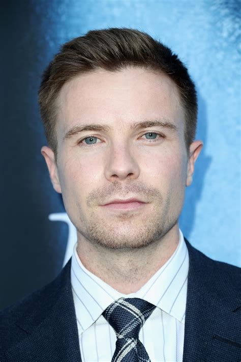 Joe Dempsie Amor Fumar Origen Tatuajes Y Patrimonio Taddlr