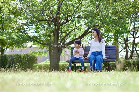 ベンチに座る日本人の親子の写真素材 [238764823] イメージマート