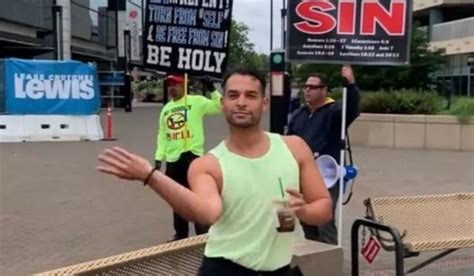 Gay Buzz Articles Stories B Gay Gay Chat Love Travel