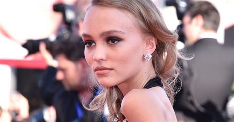 Lily Rose Depp à La Première De Planetarium Lors Du 73e Festival Du