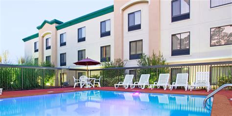 Fayetteville Hotels | Holiday Inn Express & Suites Fayetteville-Ft. Bragg