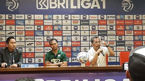 Aji Santoso Ikhlas Satu Pemain Persebaya Dikartu Merah Saat Lawan