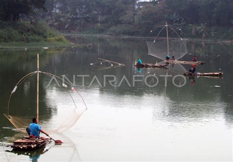 Mencari Ikan Dengan Alat Tradisional Antara Foto