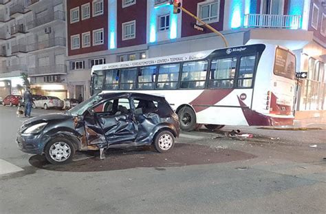 Fuerte Choque Entre Colectivo Y Auto En Buenos Aires Y Moreno 7600 Online