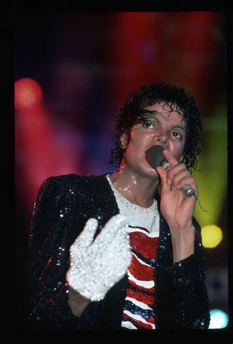 The Real Reason Behind Why Michael Jackson Wore One Iconic White Glove