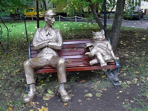 Памятники и скульптуры кошкам