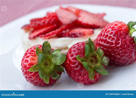 Galleta De Arroz Con Crema Y Fresas Foto De Archivo Imagen De Crema