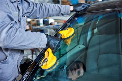 3 Reasons to Hire a Pro for Auto Glass Installation