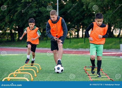 Twee Schooljongens Voeren Een Ladderoefening Op De Turf Tijdens Het