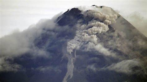 FOTO Foto Erupsi Besar Gunung Merapi Siang Ini 21 Kali Muntahkan