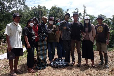 Foto Tradisi Ma Nene Mengganti Pakaian Mayat Di Toraja