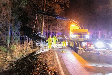 Schwerer Unfall Im Erzgebirge Pkw überschlägt Sich Im Wald Und Prallt Gegen Baum