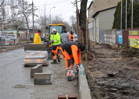 Na L Skiej Drogowcy Prowadz Prace Rozbi Rkowe A Na Marato Skiej