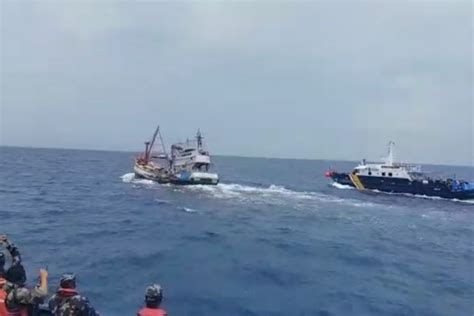 Kapal Berbendera Vietnam Curi Ikan Di Laut Natuna Utara Antara News