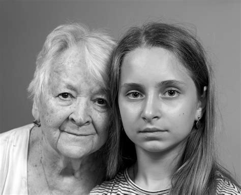 Portrait De Grand Mère Et Petite Fille Triste à La Maison Photo Premium